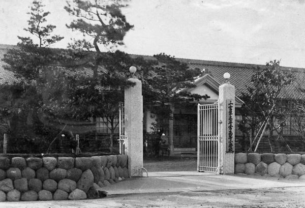 神山小学校 正門前