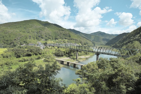 国道381号線から望む三島集落と四万十川に架かる橋梁たち