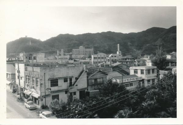 鹿児島銀行屋上から名瀬市役所に向けて（昭和42年）