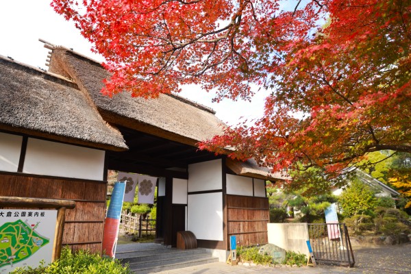 大倉公園茅葺門と紅葉（2025年）