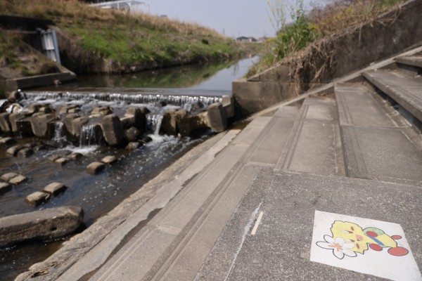 森岡橋と石ヶ瀬川河川敷のおぶちゃん
