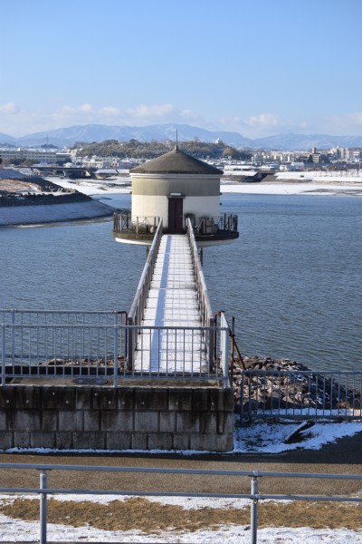雪景色と狭山池取水塔