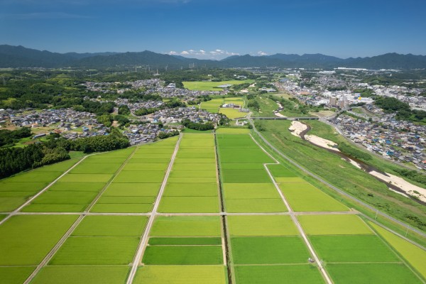 亀山市上空（市東部から西部を望む）